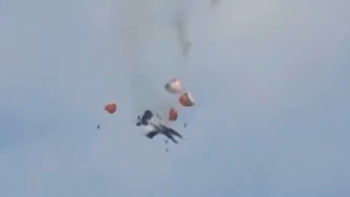 Four Parachutes Spotted After US Navy Jets Collide Over Mountain Home