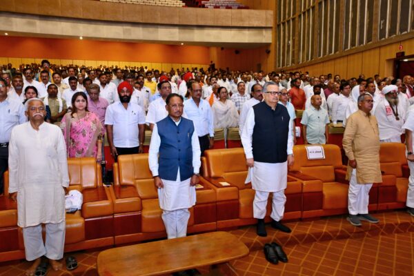 Chief Minister Shri Vishnu Deo Sai pays tribute to Chhattisgarh Yoga Commission Chairman Shri Rupnarayan Sinha 2 Chief Minister Shri Vishnu Deo Sai pays tribute to Chhattisgarh Yoga Commission Chairman Shri Rupnarayan Sinha