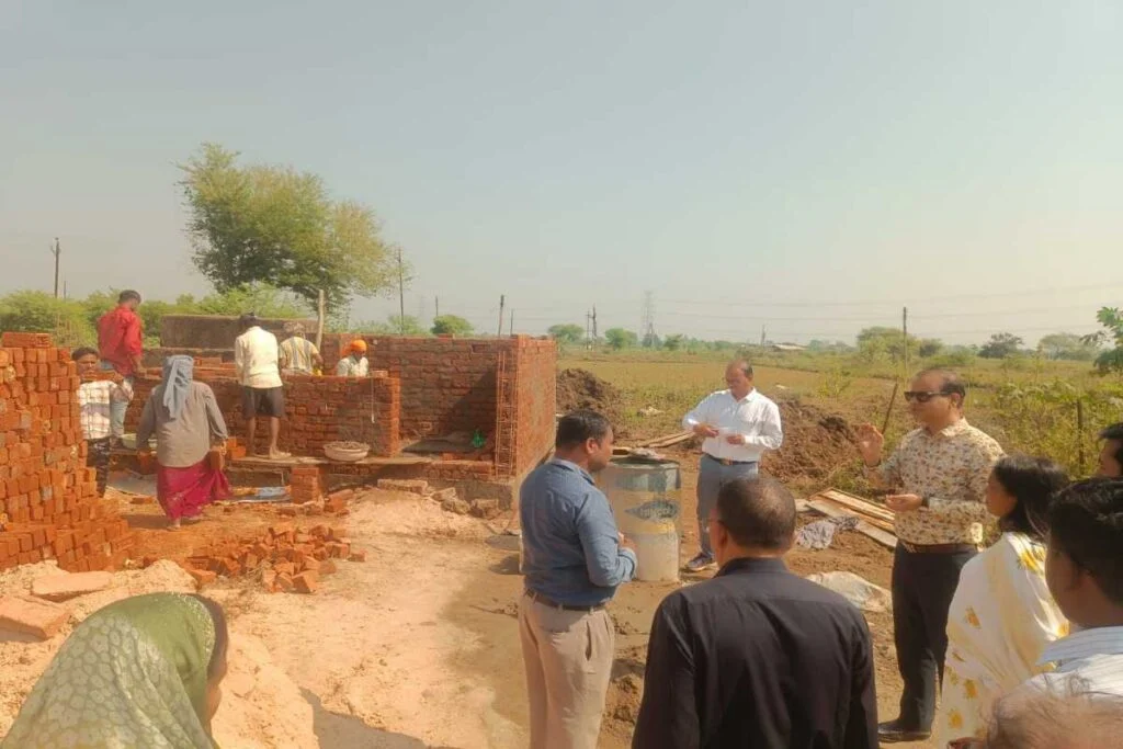 Leading from the Ground: IAS Taran Prakash Sinha Logs Worker Attendance on NMMS App During Bemetara VB-G RAM G Inspection – RootsAlert Ground Report