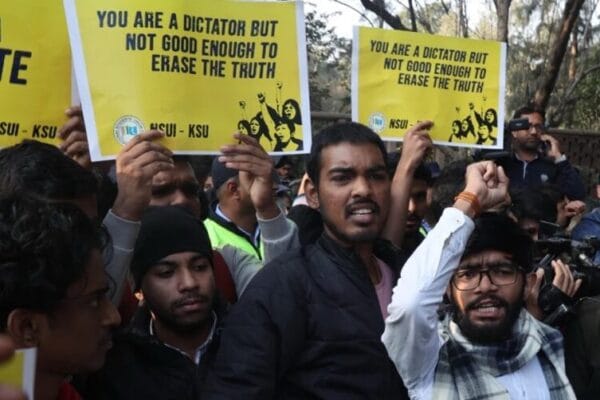 Viral Video from Delhi Police Station Exposes Alleged Police Inaction Amid DU UGC Protest Clashes 8 Viral Video from Delhi Police Station Exposes Alleged Police Inaction Amid DU UGC Protest Clashes